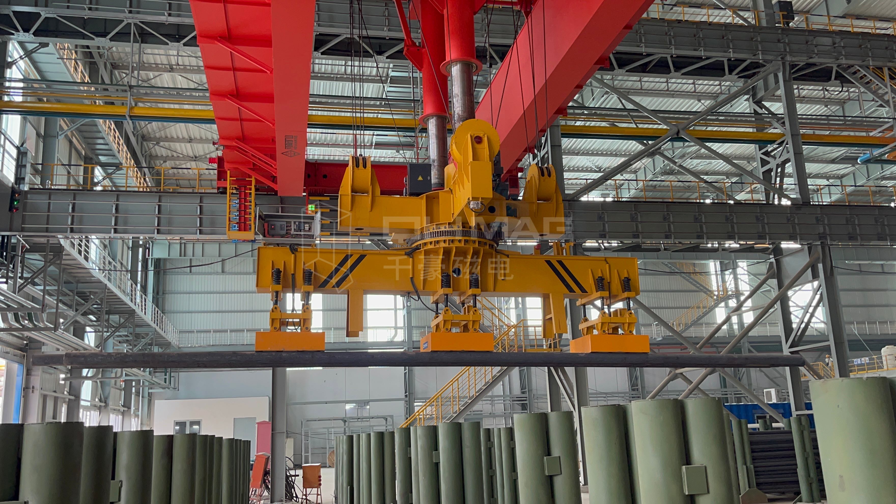 成排圓坯吊運，圓坯吊運，圓坯搬運，吊圓坯，圓坯怎么吊，電永磁吊具，成排鋼管吊運，一次吊一排圓坯，圓坯電永磁吊具，起重電永磁鐵，永磁起重器，起重電磁鐵，電磁吊，磁力吊，吊具，起重吊具，智能行車