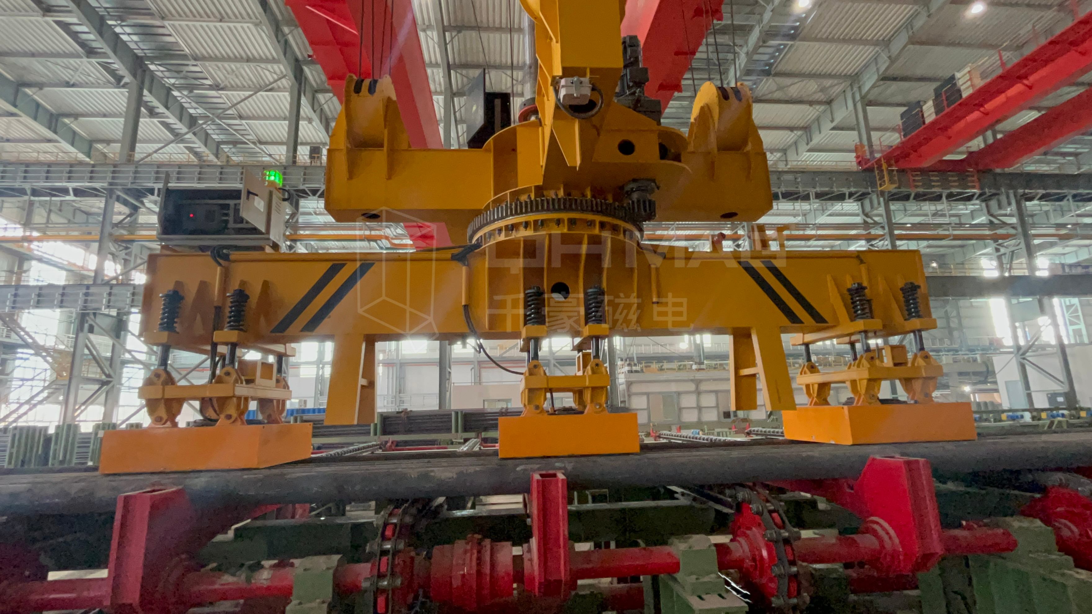 成排圓坯吊運，圓坯吊運，圓坯搬運，吊圓坯，圓坯怎么吊，電永磁吊具，成排鋼管吊運，一次吊一排圓坯，圓坯電永磁吊具，起重電永磁鐵，永磁起重器，起重電磁鐵，電磁吊，磁力吊，吊具，起重吊具，智能行車